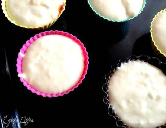 Сверху тесто, чтобы закрывало варенье.