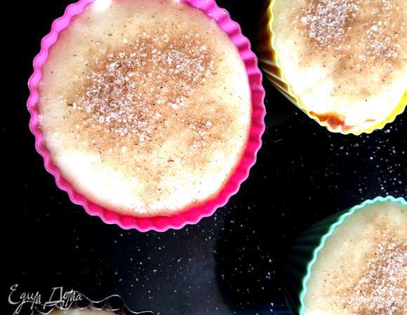 Для посыпки: смешать сахар с корицей, и посыпать маффины.