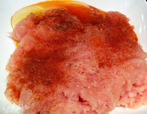 Куриное филе режем на кусочки и взбиваем в фарш в блендере, добавляем яйцо, муку, чили (можно без чили, если детки будут кушать), соль и перец.