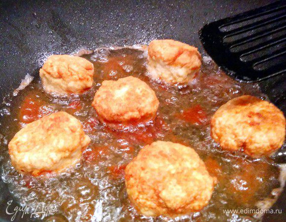 Скатываем небольшие шарики и жарим в растительном масле примерно 2-3 минуты до золотистой корочки.
