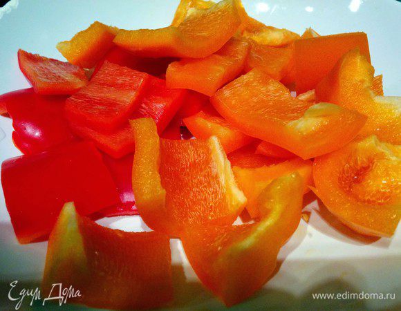 Режем болгарский перец на кусочки.