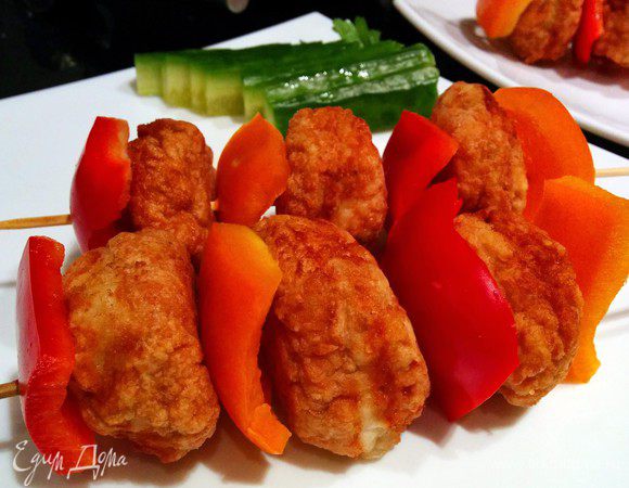 Готовим шашлычки, чередуя куриные шарики и перец.
Рекомендую на гарнир рис, картофельное пюре или чечевицу.
Приятного аппетита!