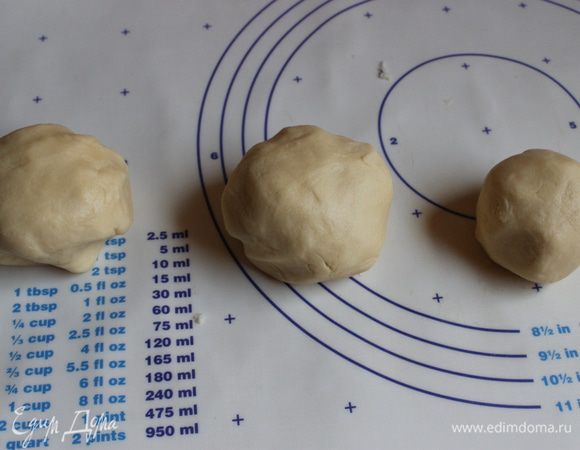  Разделим его на 3 колобочка. Один я сделала немного меньше.