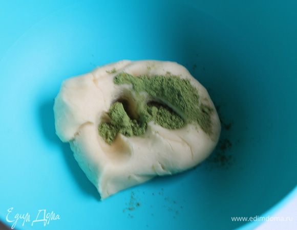 В одну часть мы добавим порошок зеленого чая. В другую какао. А меньшую часть оставим белой. Хорошо вымесим два наших теста.