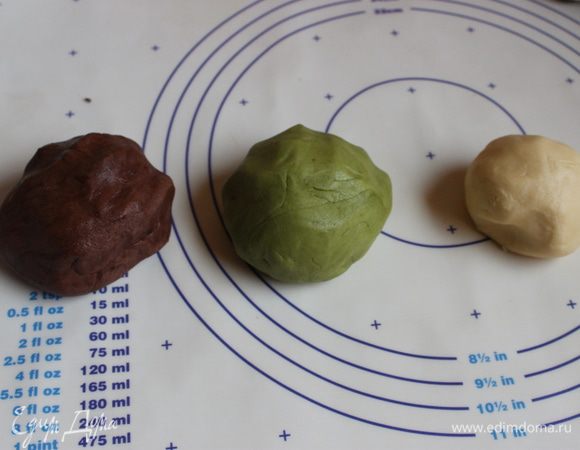 Такие вот получатся колобочки. Работаем сразу с тестом, белую часть раскатаем колбаской, у меня она 2 см диаметром. Уберем ее в морозилку на 5 минут.