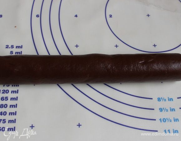 Тесто с какао также раскатываем в прямоугольник, уже 15 см шириной. Достаем с морозилки рулон и заворачиваем его в шоколадное тесто. И ставим его опять в морозилку на 10 минут.