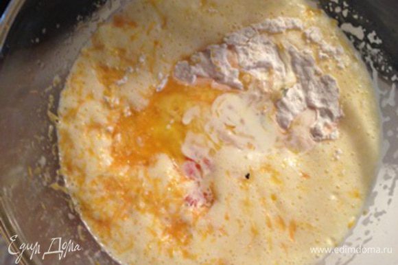 Тесто: Масло растопить. Яйца взбить с сахаром добела, затем добавить растопленное масло, цедру и сок 1/4 грейпфрута, семена 1/4 палочки ванили, сливки и все взбить.