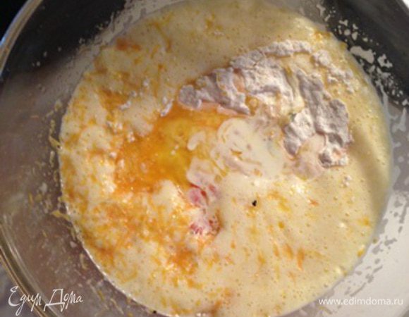 Тесто:
Масло растопить. Яйца взбить с сахаром добела, затем добавить растопленное масло, цедру и сок 1/4 грейпфрута, семена 1/4 палочки ванили, сливки и все взбить.