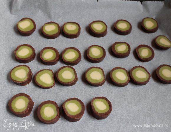 Нарезаем далее наше тесто на шайбы шириной 0,5 см. И выпекаем в разогретой духовке до 170 гр 20 минут. Приятного аппетита!