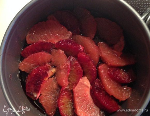 Остальной грейпфрут и апельсин очистить от шкурки. Каждую дольку от междольной пленки и переложить на карамель, залить тестом, выпекать 30-40 минут при 180°.