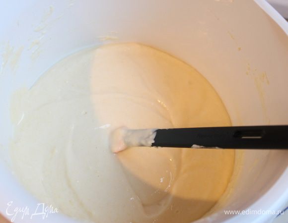 Масло мягкое растираем с манной крупой. Добавляем яйца, сахар, творог (20%) и крахмал. Все хорошо перемешиваем. (Творог обязательно должен быть пастообразным)