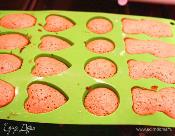 Разливаем в формочки и ставим в заранее разогретую духовку (при 200 гр. по Цельсию). Готовиться в зависимости от формы (от 10 до 15 минут).
