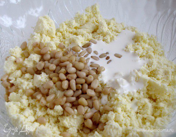 Добавить кедровые орехи и сливки. При желании кедровые орехи можно перемолоть в блендере, но я этого не делала.