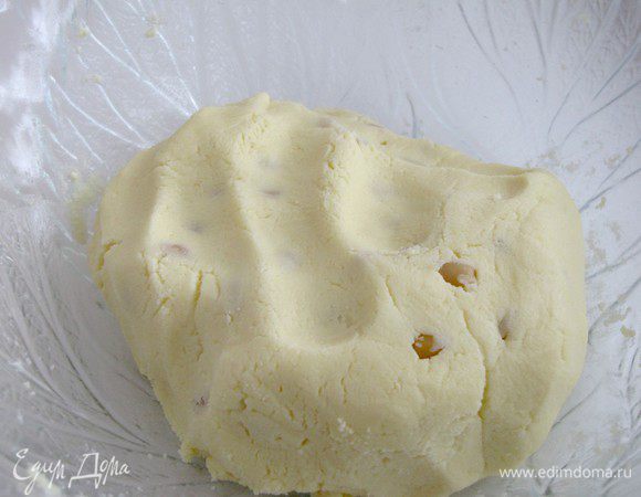 Перемешать все руками до однородной консистенции и охладить полученную массу, поставив в холодильник на 10 минут. Масса получается очень пластичной и с ней легко работать.
