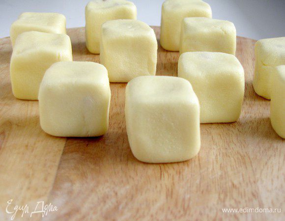 Из полученной массы скатать шарики величиной с грецкий орех. Затем из шариков сформировать кубики.