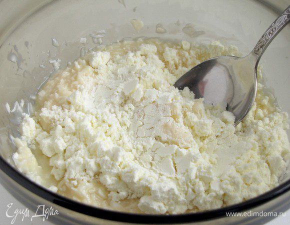 Далее из кокосовой массы  нужно приготовить шарики. Но у меня получилась слишком жидкая масса, поэтому я добавила сухое молоко.