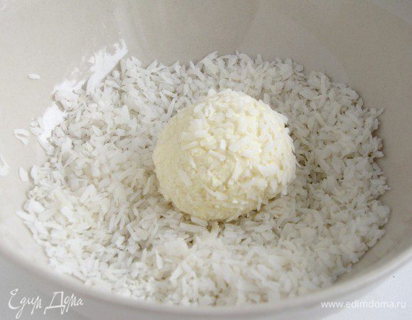  Скатать шарики величиной с грецкий орех. Во внутрь шариков я положила по одному орешку кешью. Шарики обвалять в оставшейся кокосовой стружке.