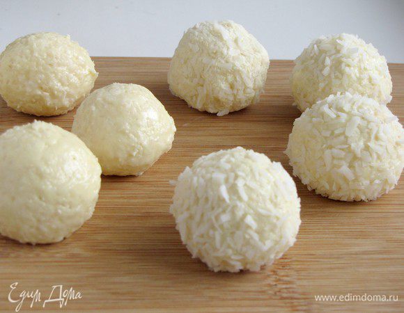 Готовые шарики выкладываем на доску и отправляем в морозилку на 30 минут