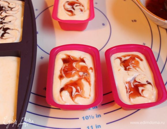 Делаем капли из конфитюра прямо на тесто и рисуем с помощью зубочистки разводы произвольные.