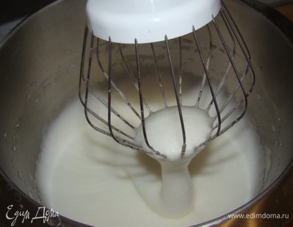 Взбиваем белки с солью до образования пены, но не густой.