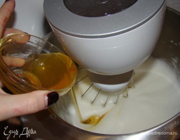 Вливаем мед, продолжаем взбивать.