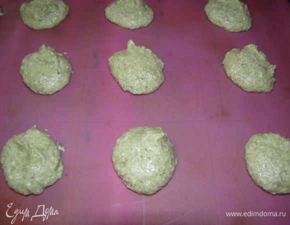 Ложкой выкладываем пирожные на противень.
