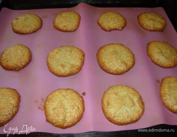 Выпекать при 160"С около 20-22 минут. Можно и при 170"С, но из-за меда пирожные быстро коричневеют ;)