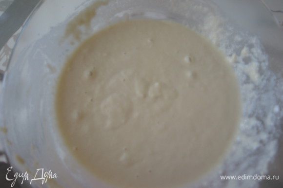 В миске смешать молоко с теплой водой, добавить дрожжи, мед, хорошо размешать. Стакан 240 мл.