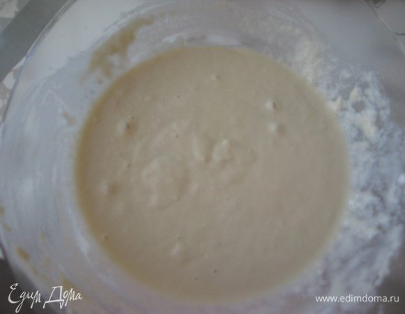 В миске смешать молоко с теплой водой, добавить дрожжи, мед, хорошо размешать. Стакан 240 мл.