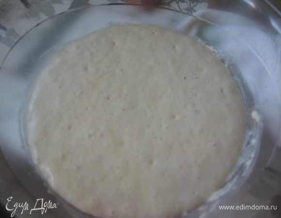 Добавить пшеничную муку и цельнозерновую, соль, тмин, перемешать и оставить в теплом месте для подъема. Тесто должно увеличиться в 2 раза.