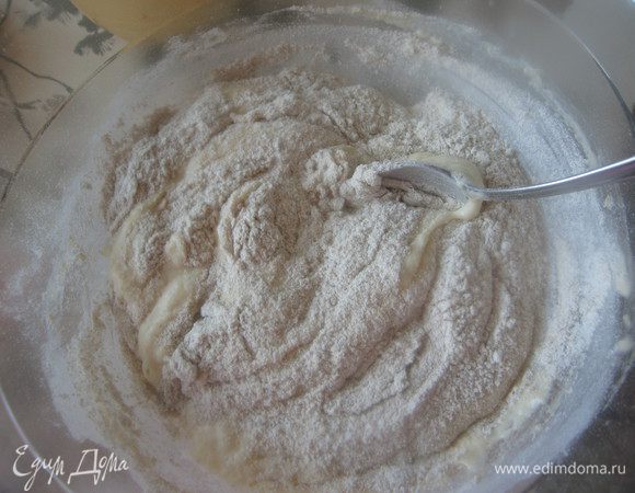 Добавить 100 г ржаной муки. 