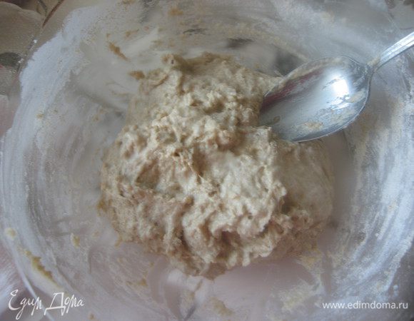 Перемешать ложкой. Получится липкое тесто. Но это пусть Вас не пугает.