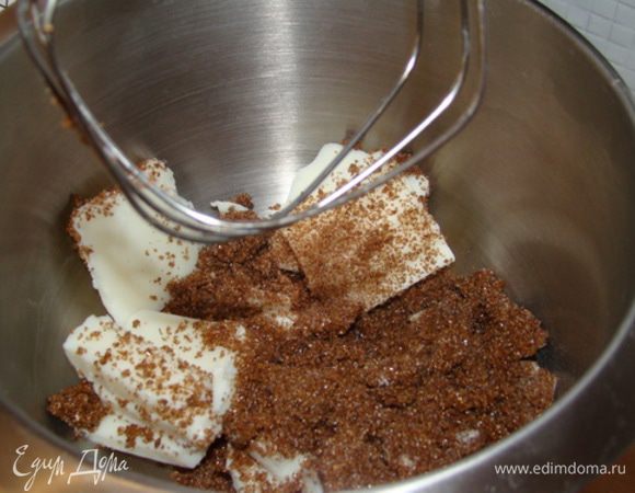 Взбить жир с сахаром и яйцом.