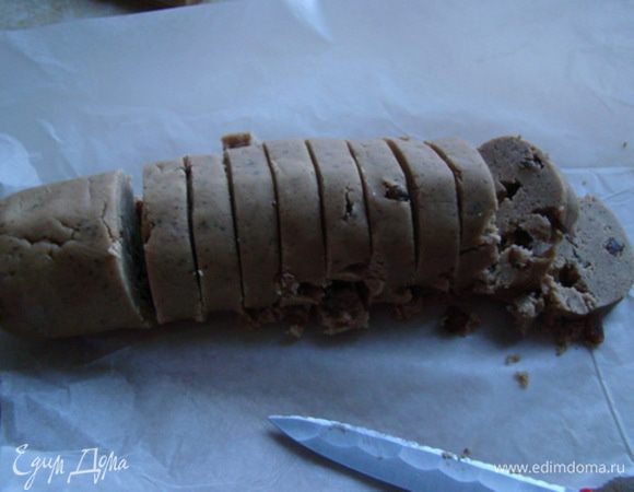 Через 2-3 часа достать тесто, порезать на кусочки толщиной 0,8 - 1 см.