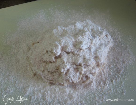 В оставшиеся  20гр ржаной муки добавить 2 ст.л. отрубей, перемешать, разделить на 2 части. Одной частью густо посыпать рабочий стол, выложить тесто, второй частью густо посыпать тесто сверху.
