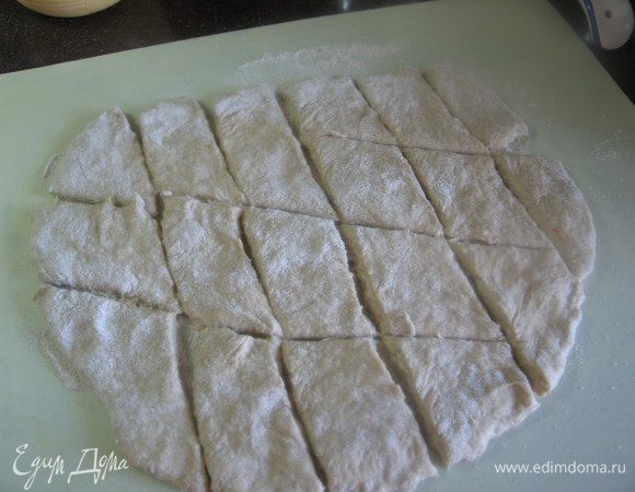 Осторожно пальчиками растянуть тесто в пласт толщиной примерно 0,5см. Произвольно разрезать .