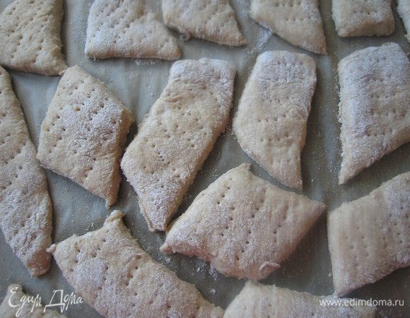 Противень застелить бумагой, выложить хлебцы и оставить для подъема на 30 минут.