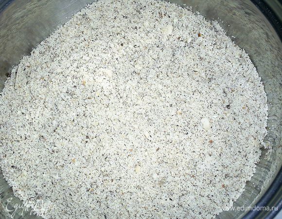 Для торта нам понадобится смесь любых орехов на ваш вкус. У меня были грецкие, миндаль и фундук. Вы можете взять ваши любимые орехи. Их необходимо смолоть на кофемолке достаточно мелко.