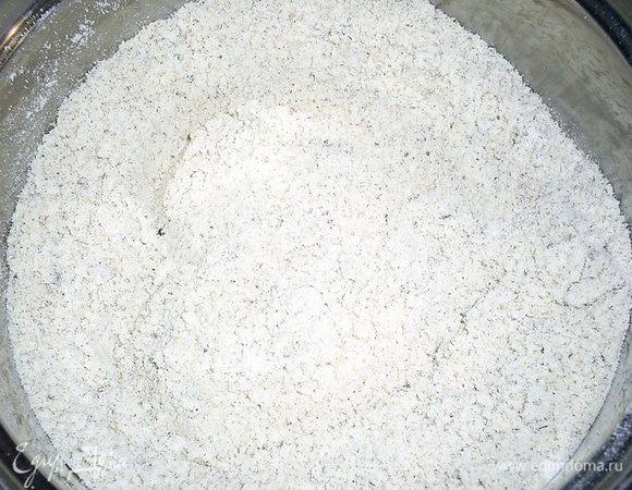 Муку просеиваем с разрыхлителем и смешиваем с молотыми грецкими орехами. Отставляем в сторонку до востребования.