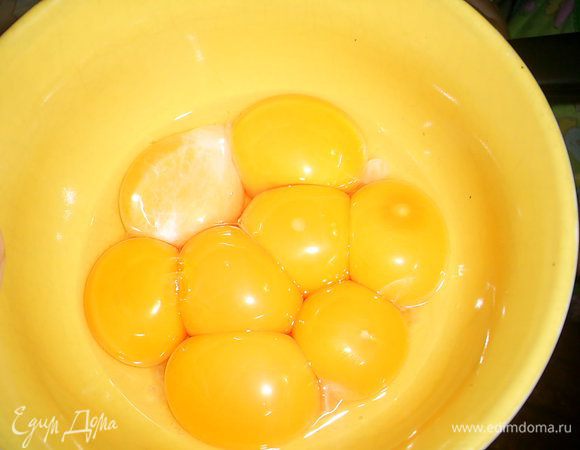 Яйца берем из холодильника. Отделяем белки от желтков.