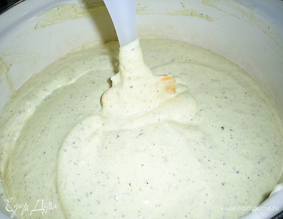 Оставшуюся  орехово-мучную смесь вводим в тесто аналогично за два приема. Тесто получается воздушным, но густым, лопатка в нем стоит.