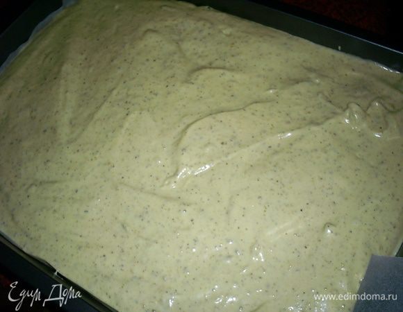 Перекладываем наше тесто в форму, застеленную пергаментом. Для ускорения процесса я выпекала в форме 28*38см. Можно выпечь тесто в двух круглых формах (18-20см) и каждый бисквит разрезать на два коржа.