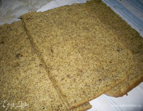 Выпекаем в разогретой до 190-200 градусов духовке примерно 30-35 минут. Готовность проверяем спичкой или зубочисткой. Из готового бисквита они выходят сухими. Остывший бисквит разрезаем пополам, а каждую половину разрезаем поперек на два пласта. Желательно взять острый нож - так дело пойдет легче.