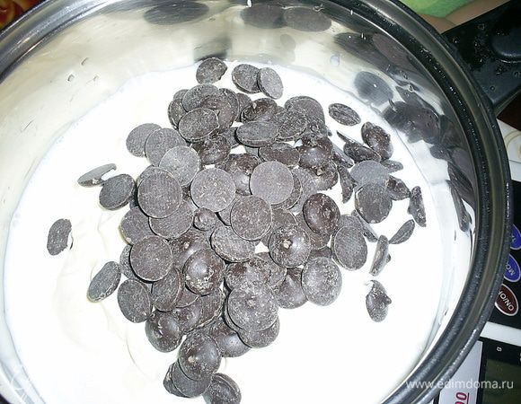 Сметану (берите некислую с жирностью 25% и выше, в идеале - домашнюю жирную) нагреваем с шоколадом на медленном огне, постоянно помешивая. До кипения не доводить! Как только шоколад расплавится - снимаем с огня и отправляем остывать в холодное место.