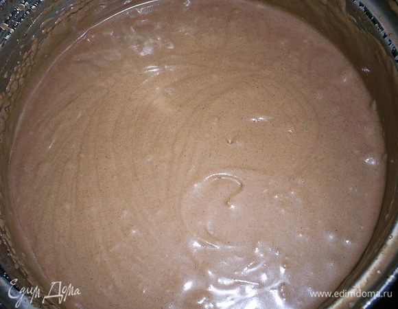 Остывшую жидкую массу начинаем взбивать при помощи миксера. Чем холоднее она будет, тем легче ее взбить.  Сначала кажется, что все это напрасно. Но немного терпения - и масса начинает густеть прямо на глазах. В этот момент главное вовремя остановиться и не взбить до получения масляного крема))) 
Если масса все же упрямо не желает взбиваться - отправьте ее в холодильник на часок. 
В крем добавляем коньяк (по желанию, мои дегустаторы его всегда желают), размешиваем до однородности.