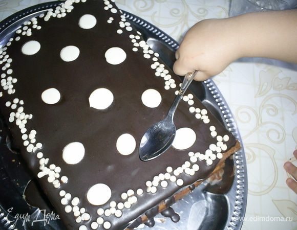 Собранный торт желательно отправить на ночь в холодильник. Утром с трепетом достаем его и зовем дегустаторов. Мои приходят сами, причем с ложками))).