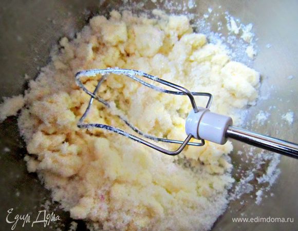 Сахар с маслом взбить добела.