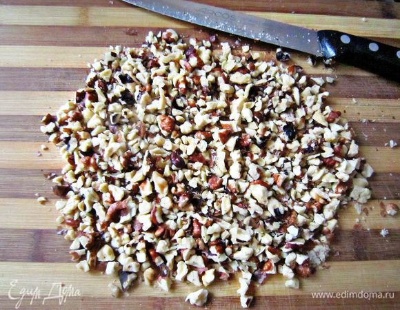 Орехи необходимо порубить.