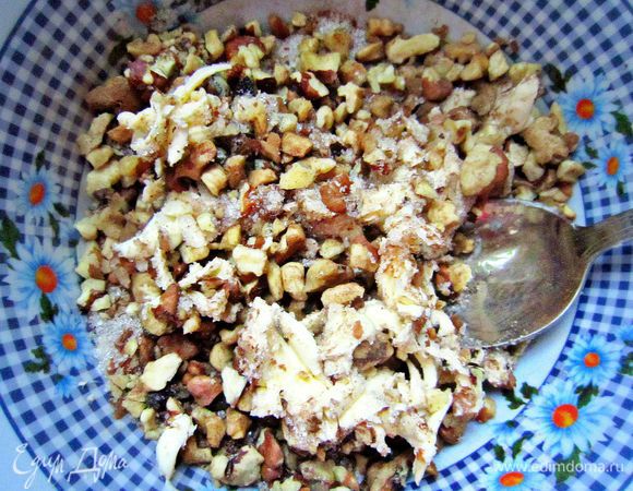 Затем соединяем орехи, сахар и корицу и натёртое охлаждённое сливочное масло (предназначенное для начинки). Хорошо разотрите. 