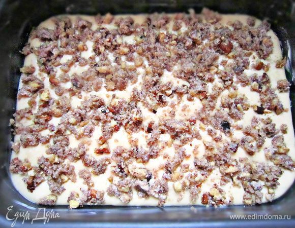 В форму выложите пергаментную бумагу, смажьте сливочным маслом. Выложите 1/2 части теста,  а сверху - 1/2 части ореховой начинки. Затем повторите слой теста и сверху посыпьте оставшейся ореховой начинкой. Форму поставить в разогретую до 180 г духовку и выпекайте 40-50 мин. Готовность пирога проверьте деревянной шпажкой.